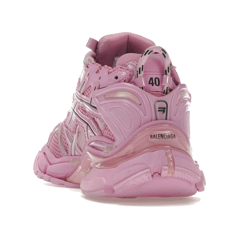 Découvrez la Balenciaga Runner Pink, une sneaker premium inspirée du running vintage, avec un design déstructuré et un coloris rose affirmé.
