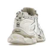 Découvrez la Balenciaga Runner Leather Free White, une sneaker premium sans cuir inspirée du running vintage, avec un design déstructuré et un coloris blanc intemporel.