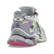 Découvrez la Balenciaga Runner Grey Multi, une sneaker premium inspirée du running vintage, avec un design déstructuré et un élégant coloris gris rehaussé de détails multicolores.