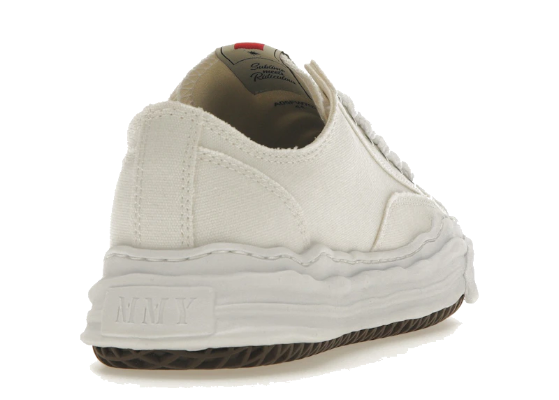 Découvrez la Maison Mihara Yasuhiro Hank OG Sole Canvas Low White, une sneaker basse en toile blanche avec semelle OG Sole sculpturale et silhouette minimaliste emblématique vue de derrière. 