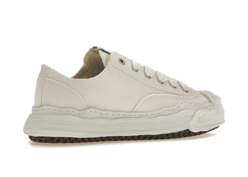 Découvrez la Maison Mihara Yasuhiro Hank OG Sole Canvas Low White, une sneaker basse en toile blanche avec semelle OG Sole sculpturale et silhouette minimaliste emblématique vue de 3/4 arrière. 