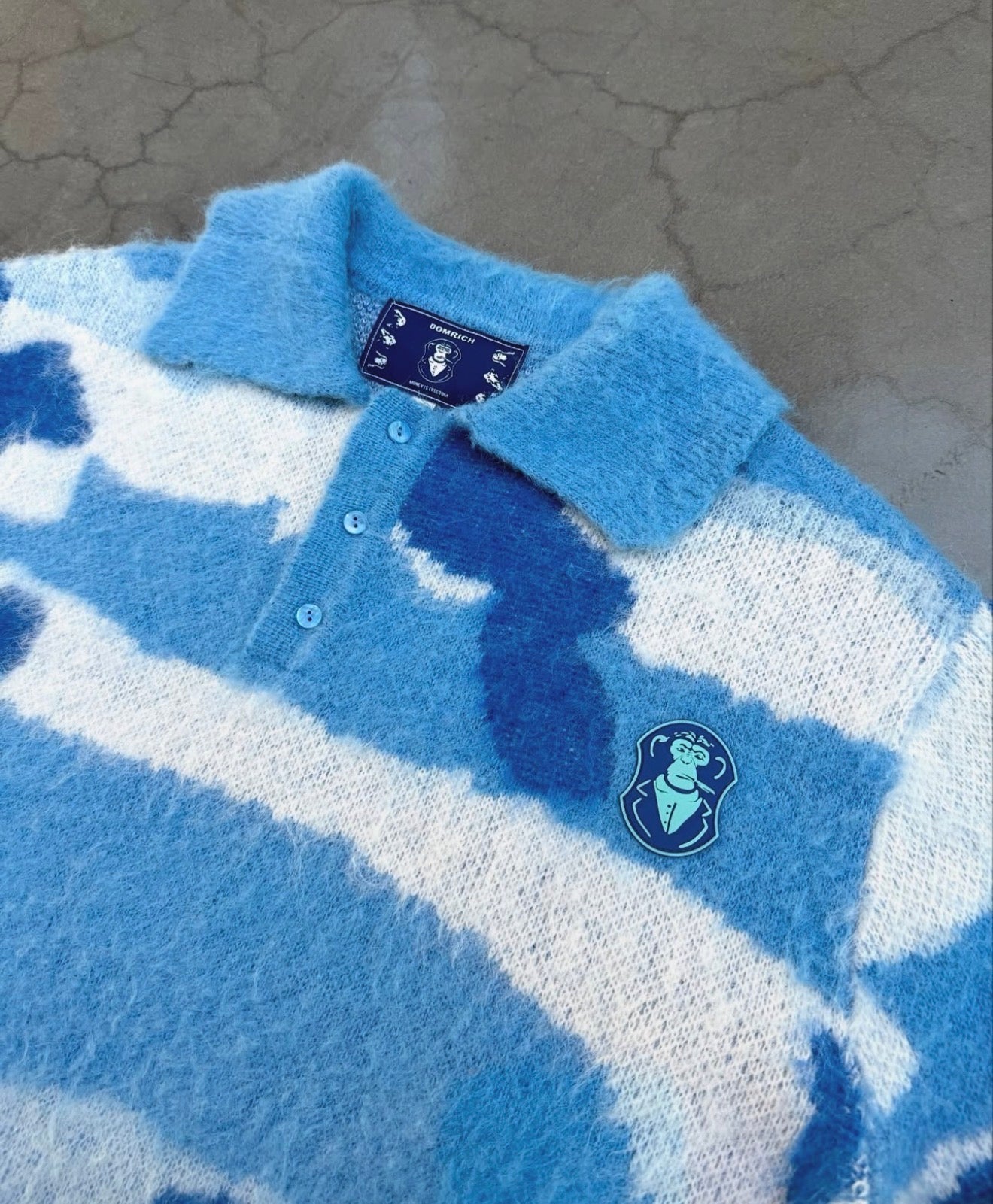 Pull Domrich Mohair Bleu – pull en laine mohair bleu intense, coupe oversize moderne et texture douce, vu de face