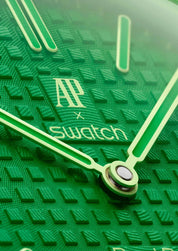 Swatch x Audemars Piguet Royal Pop Green Eight SSX03G100N, montre de poche mécanique verte en Bioceramic avec cadran Tapisserie et lunette octogonale.