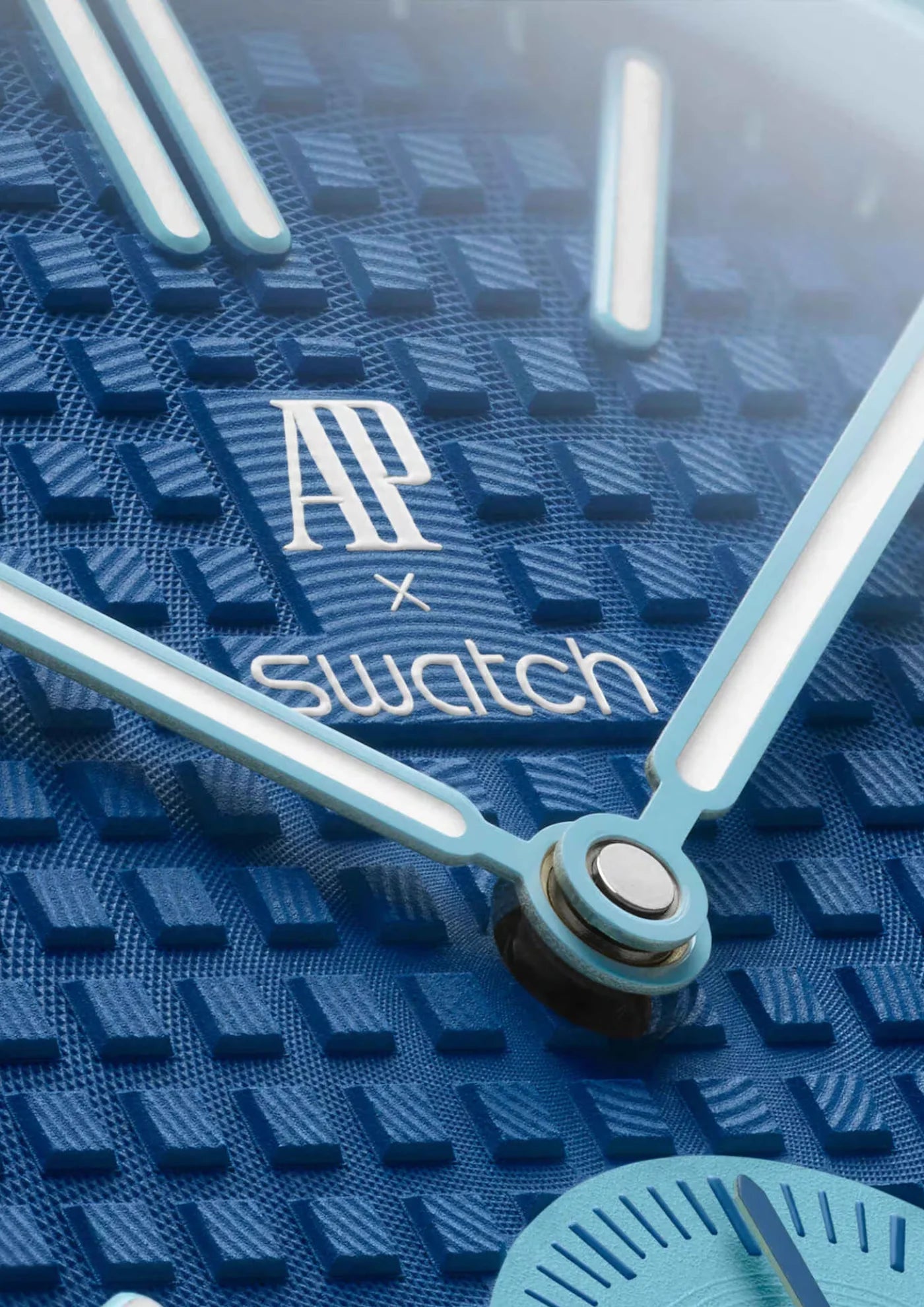 Swatch x Audemars Piguet Royal Pop Savonnette Lan Ba SSX03L100N, montre de poche mécanique bleue en Bioceramic avec cadran Tapisserie et lunette octogonale.