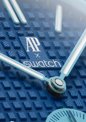 Swatch x Audemars Piguet Royal Pop Savonnette Lan Ba SSX03L100N, montre de poche mécanique bleue en Bioceramic avec cadran Tapisserie et lunette octogonale.