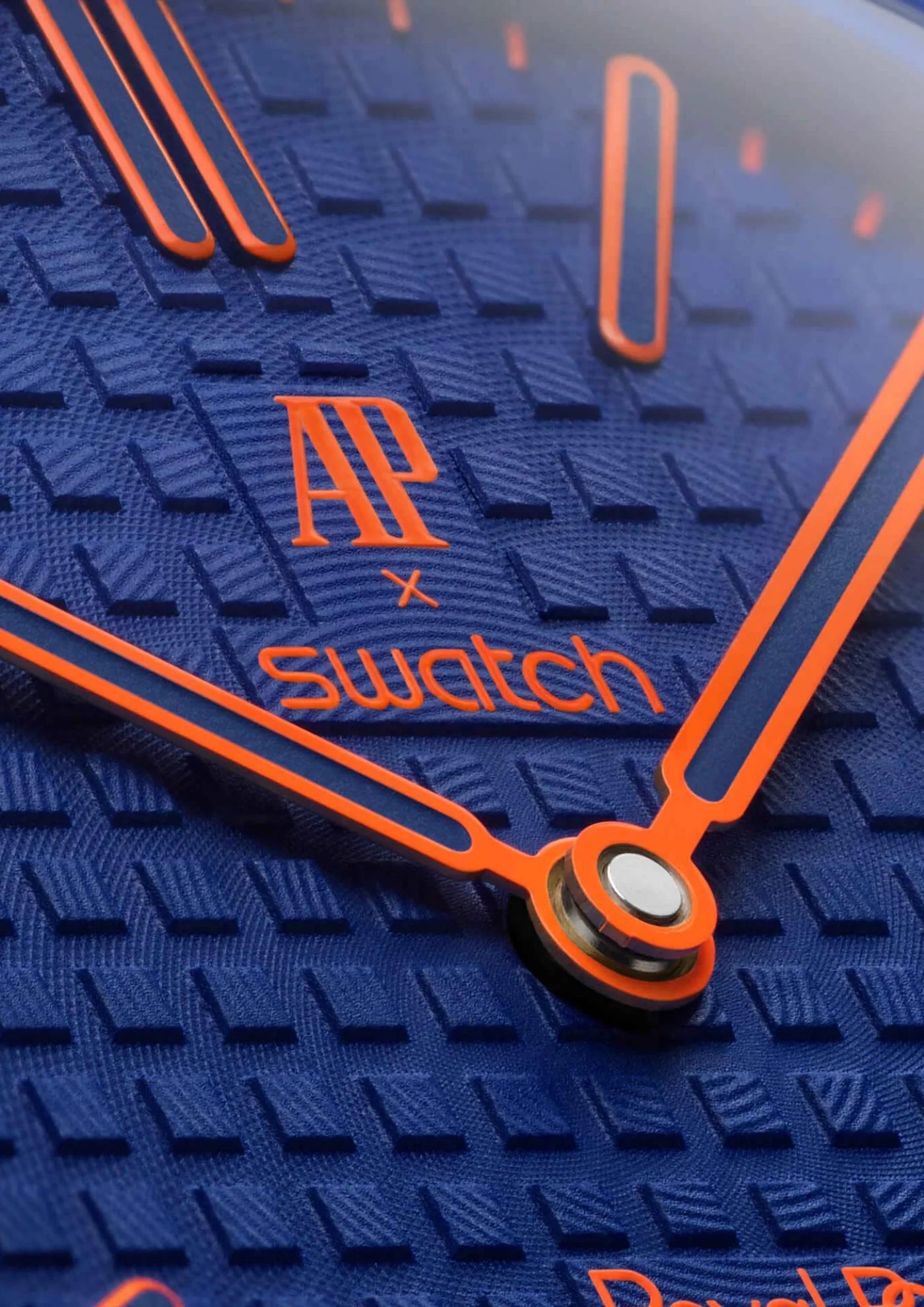 Swatch x Audemars Piguet Royal Pop Orenji Hachi SSX03L103N, montre de poche mécanique bleu marine en Bioceramic avec cadran Petite Tapisserie et détails orange.