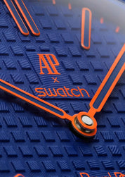 Swatch x Audemars Piguet Royal Pop Orenji Hachi SSX03L103N, montre de poche mécanique bleu marine en Bioceramic avec cadran Petite Tapisserie et détails orange.