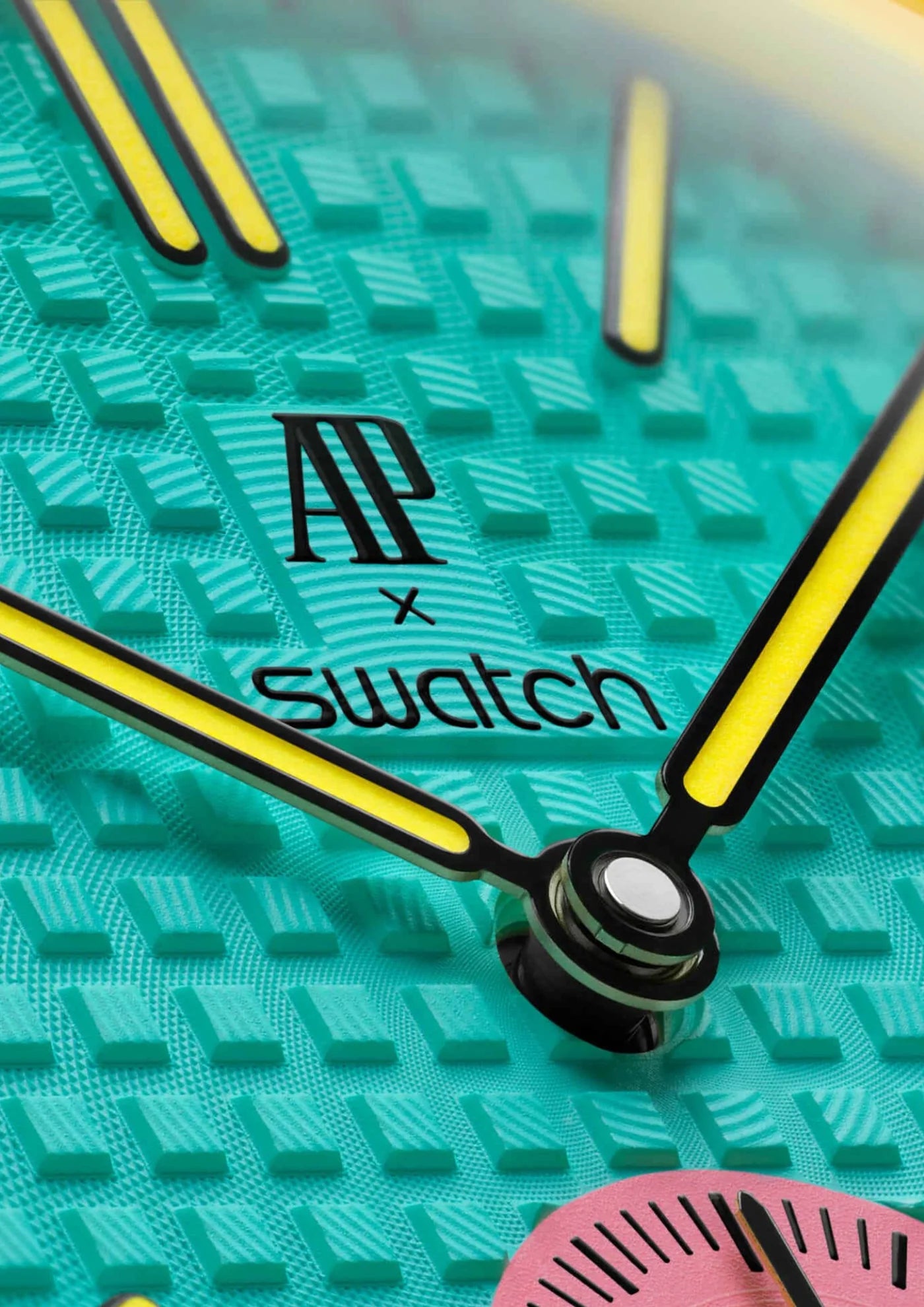 Swatch x Audemars Piguet Royal Pop Savonnette OTG Roz SSX03J100N, montre de poche mécanique en Bioceramic rose avec lunette jaune et cadran bleu-vert Tapisserie.