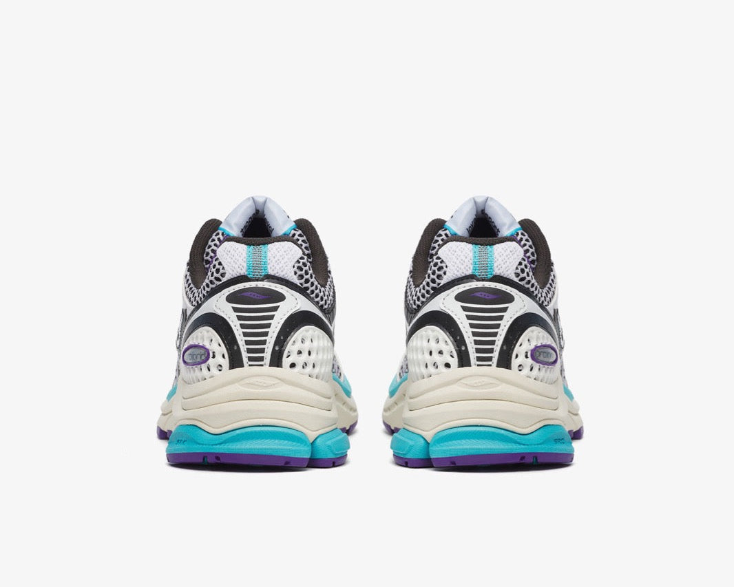 Saucony ProGrid Triumph 4 White Blue en mesh blanc avec superpositions bleues et amorti ProGrid.