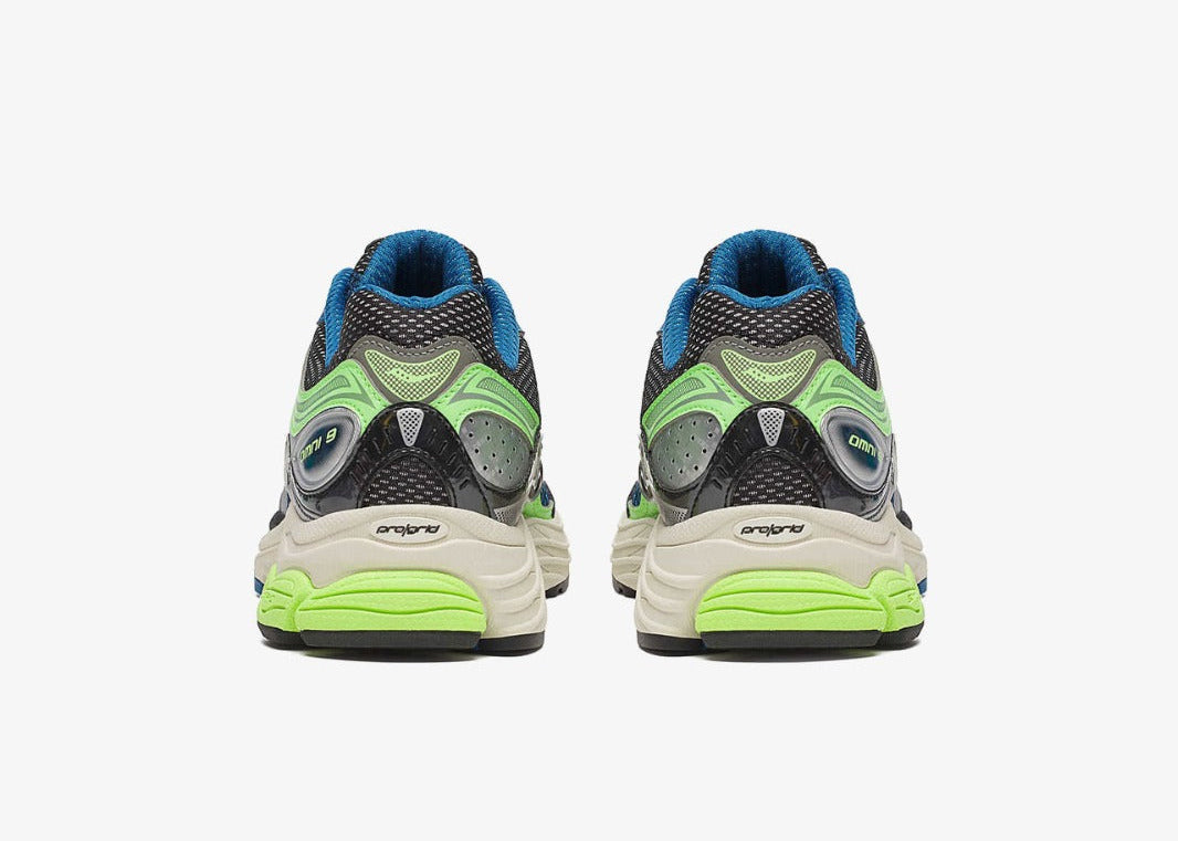 Saucony ProGrid Omni 9 Blue Lime en mesh respirant avec détails bleus et lime, amorti ProGrid vue de derrière. 