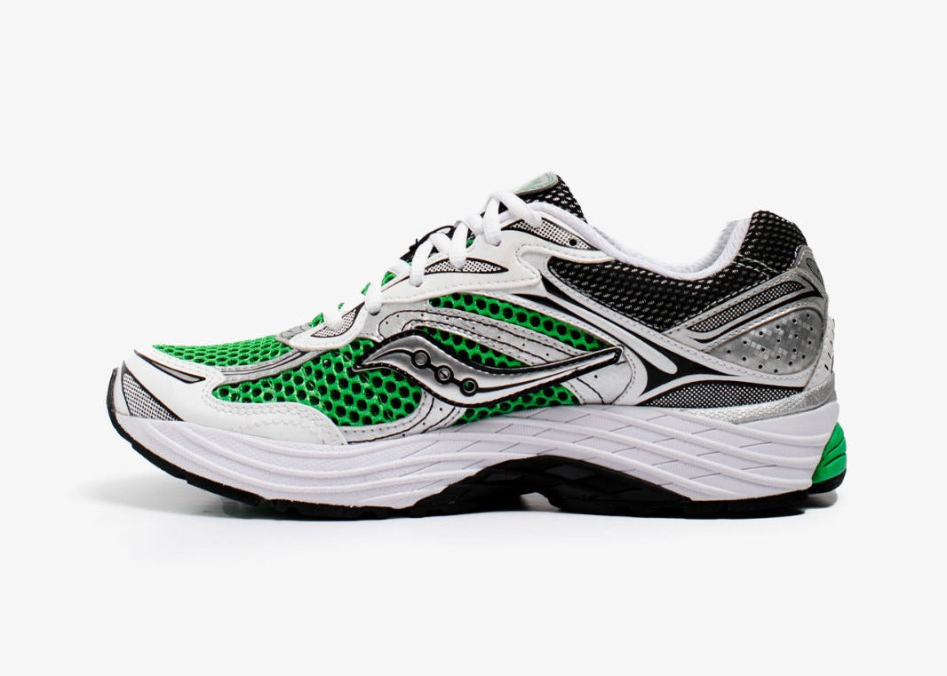 Image de la Saucony ProGrid Omni 9 OG Green Silver, sneaker en mesh blanc et gris avec détails argentés et accents vert fluorescent, semelle ProGrid technique.