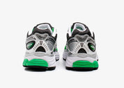 Image de la Saucony ProGrid Omni 9 OG Green Silver, sneaker en mesh blanc et gris avec détails argentés et accents vert fluorescent, semelle ProGrid technique.