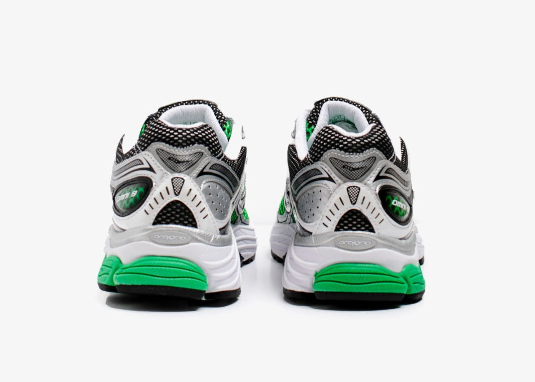 Image de la Saucony ProGrid Omni 9 OG Green Silver, sneaker en mesh blanc et gris avec détails argentés et accents vert fluorescent, semelle ProGrid technique.