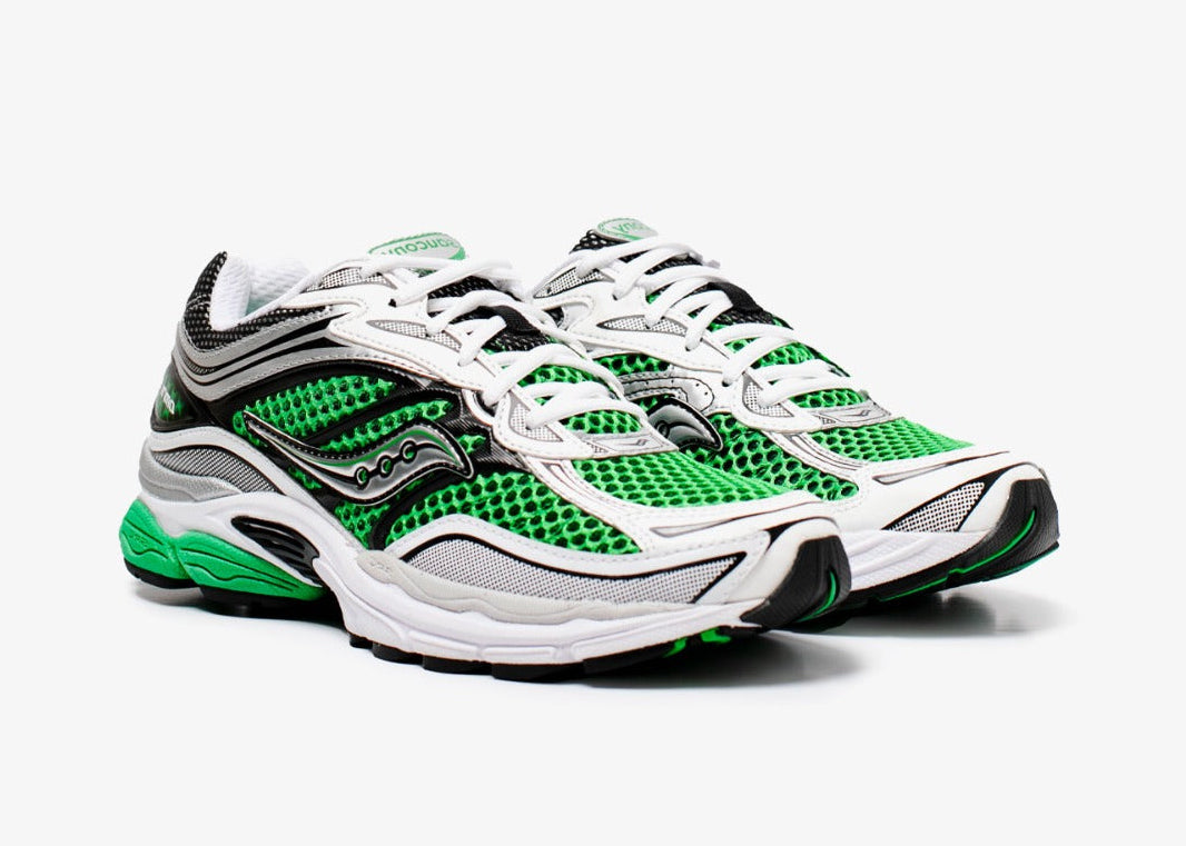 Image de la Saucony ProGrid Omni 9 OG Green Silver, sneaker en mesh blanc et gris avec détails argentés et accents vert fluorescent, semelle ProGrid technique.