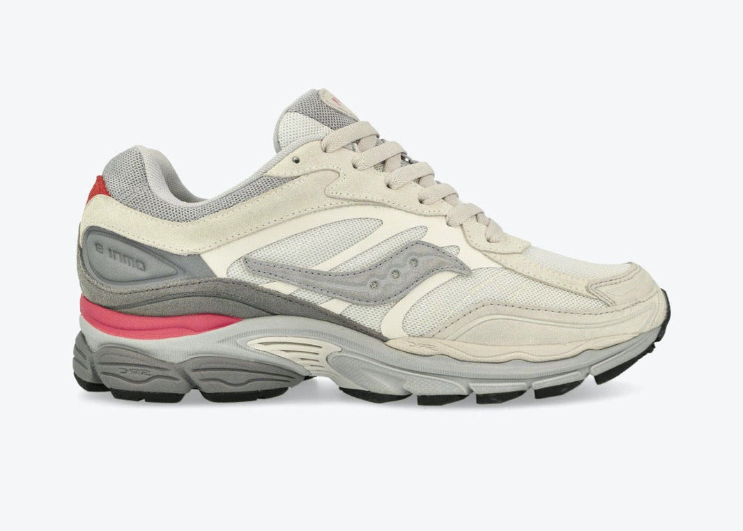 Saucony ProGrid Omni 9 Premium Ivory Grey Pink en mesh ivoire avec détails gris et roses, amorti ProGrid vue de profil. 