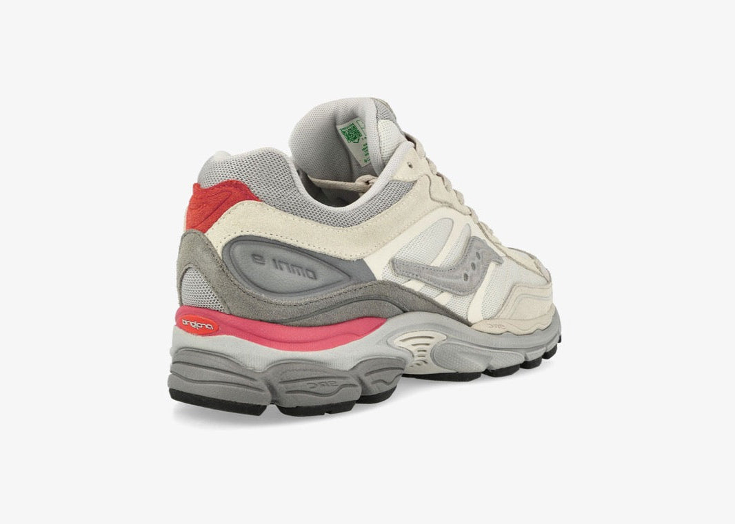 Saucony ProGrid Omni 9 Premium Ivory Grey Pink en mesh ivoire avec détails gris et roses, amorti ProGrid vue de 3/4 arrière. 