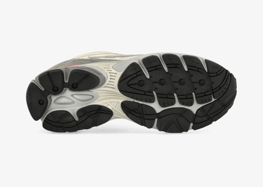 Saucony ProGrid Omni 9 Premium Ivory Grey Pink en mesh ivoire avec détails gris et roses, amorti ProGrid vue sur la semelle extérieure. 