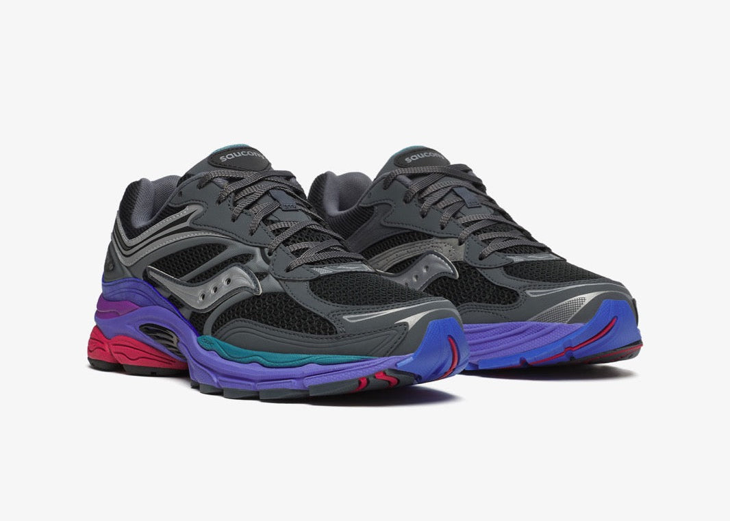 Saucony ProGrid Omni 9 Galaxy argentée iridescente avec détails bleu/violet et amorti ProGrid.