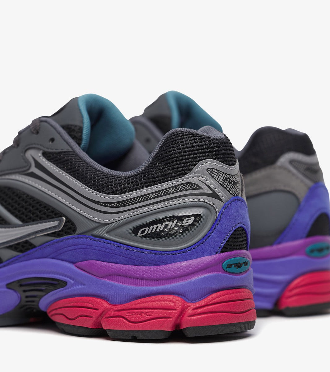 Saucony ProGrid Omni 9 Galaxy argentée iridescente avec détails bleu/violet et amorti ProGrid.