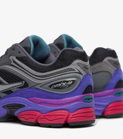 Saucony ProGrid Omni 9 Galaxy argentée iridescente avec détails bleu/violet et amorti ProGrid.