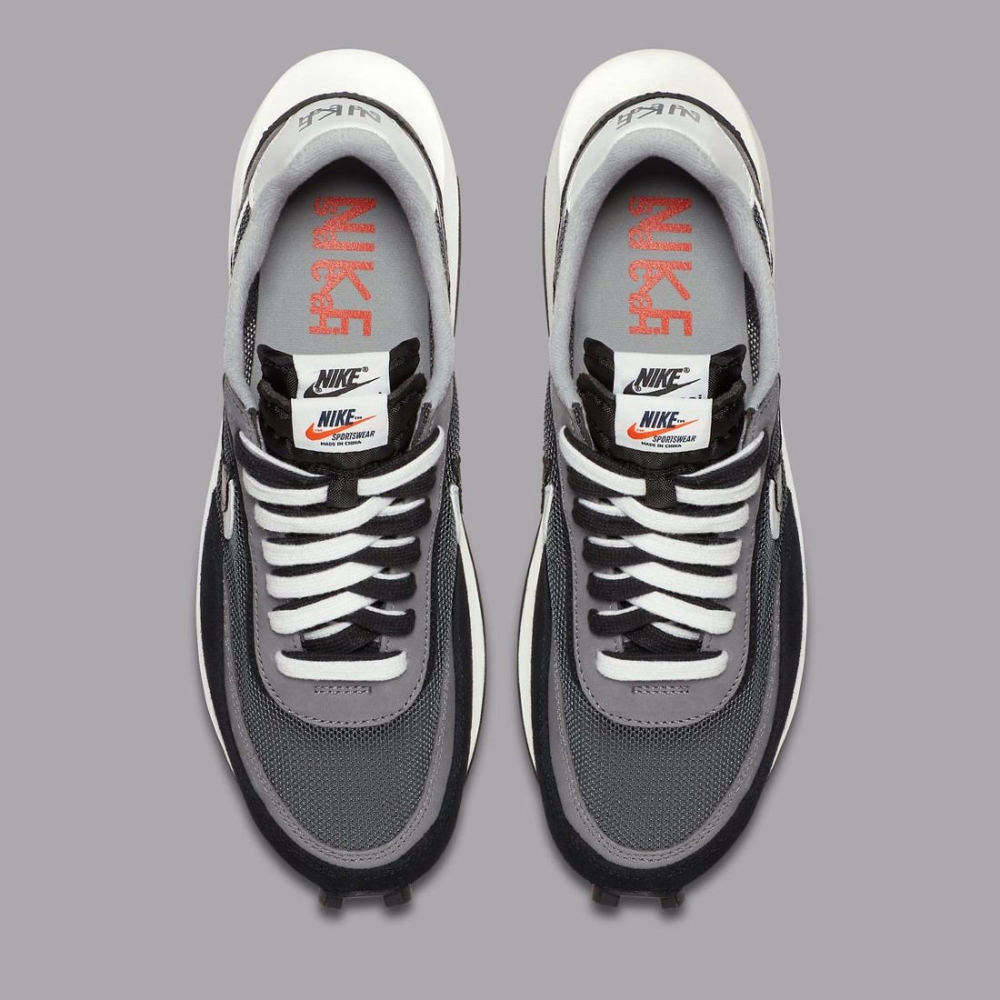 sacai x Nike LDWaffle Black – sneaker collaboration en mesh noir, cuir et suède avec double Swoosh et semelle empilée, vue de haut