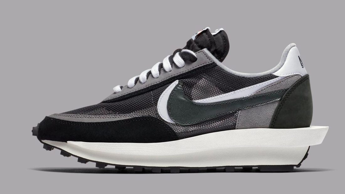 sacai x Nike LDWaffle Black – sneaker collaboration en mesh noir, cuir et suède avec double Swoosh et semelle empilée, vue de face intérieur  