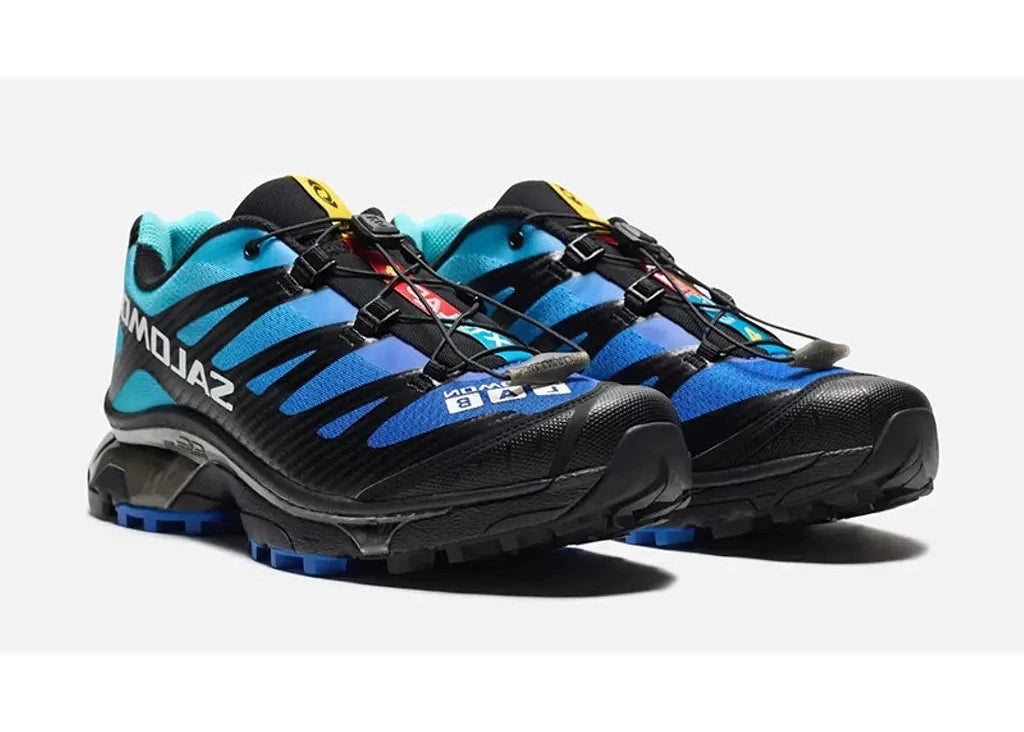 Sneaker Salomon XT-4 OG Black Nautical Blue en mesh technique avec renforts synthétiques, semelle Contagrip® et laçage Quicklace™.