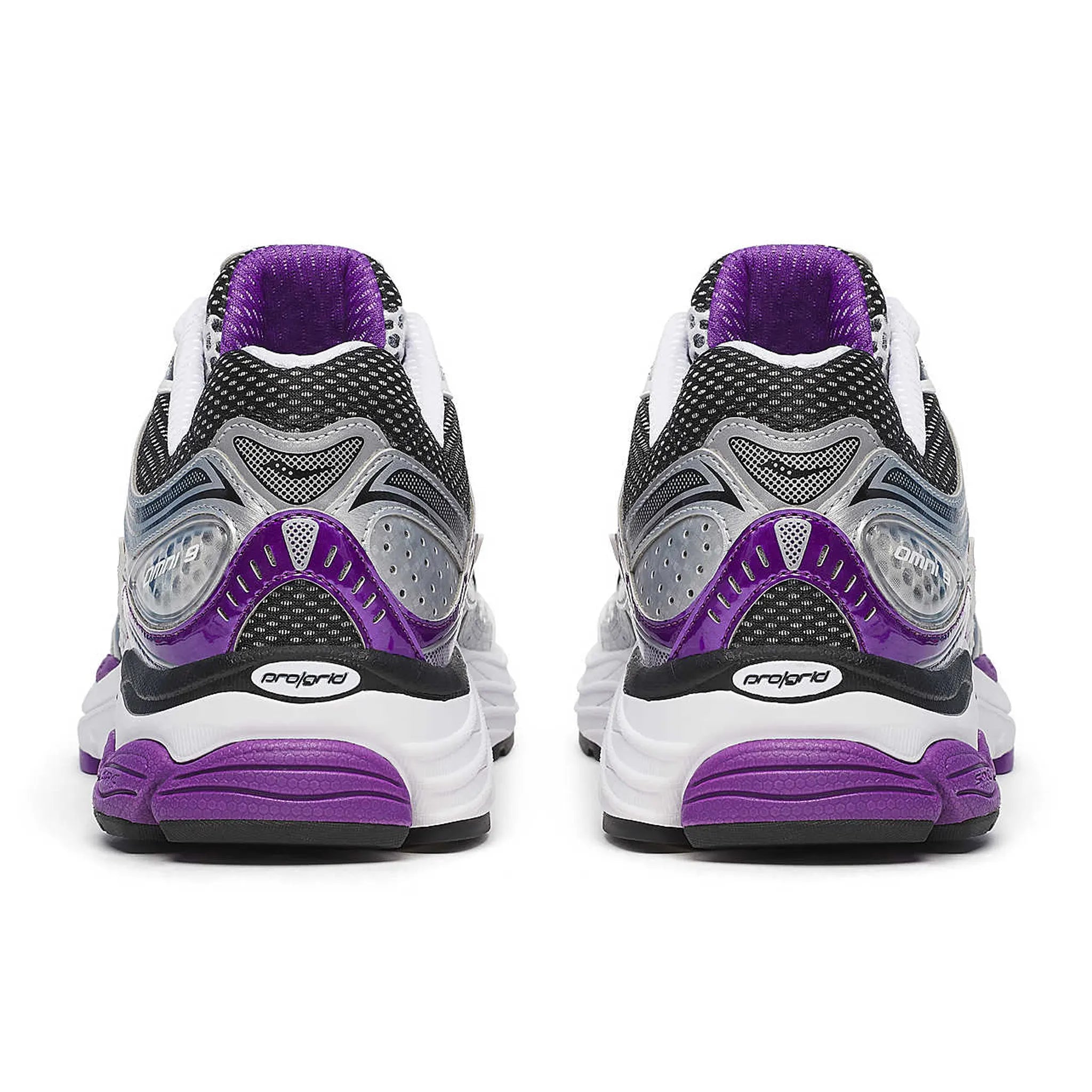 Saucony ProGrid Omni 9 White Black Silver Purple en mesh blanc avec détails argentés, noirs et violets, amorti ProGrid vue de profil. 