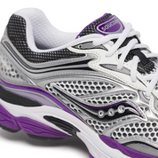 Saucony ProGrid Omni 9 White Black Silver Purple en mesh blanc avec détails argentés, noirs et violets, amorti ProGrid vue de profil. 