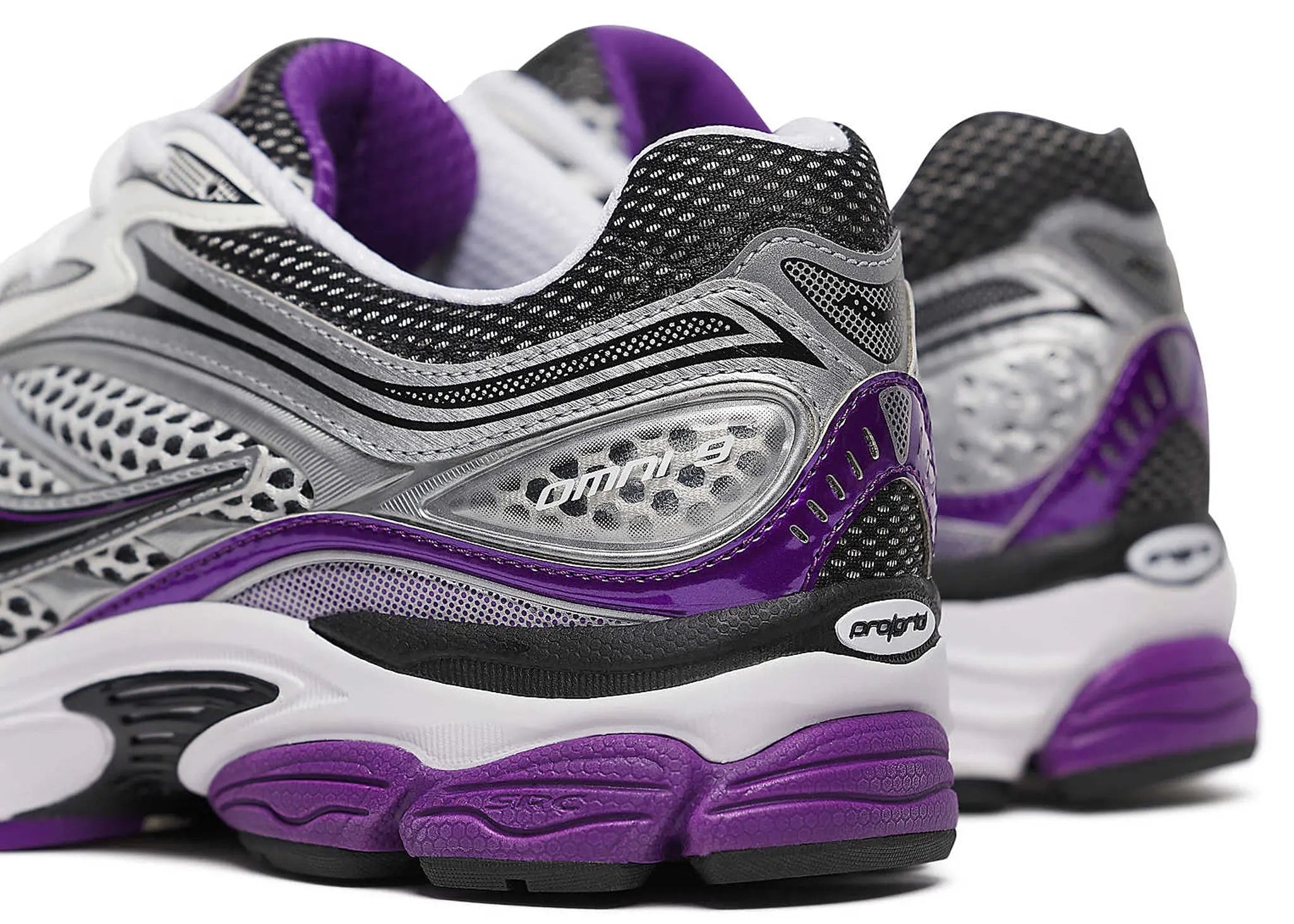 Saucony ProGrid Omni 9 White Black Silver Purple en mesh blanc avec détails argentés, noirs et violets, amorti ProGrid vue de profil. 