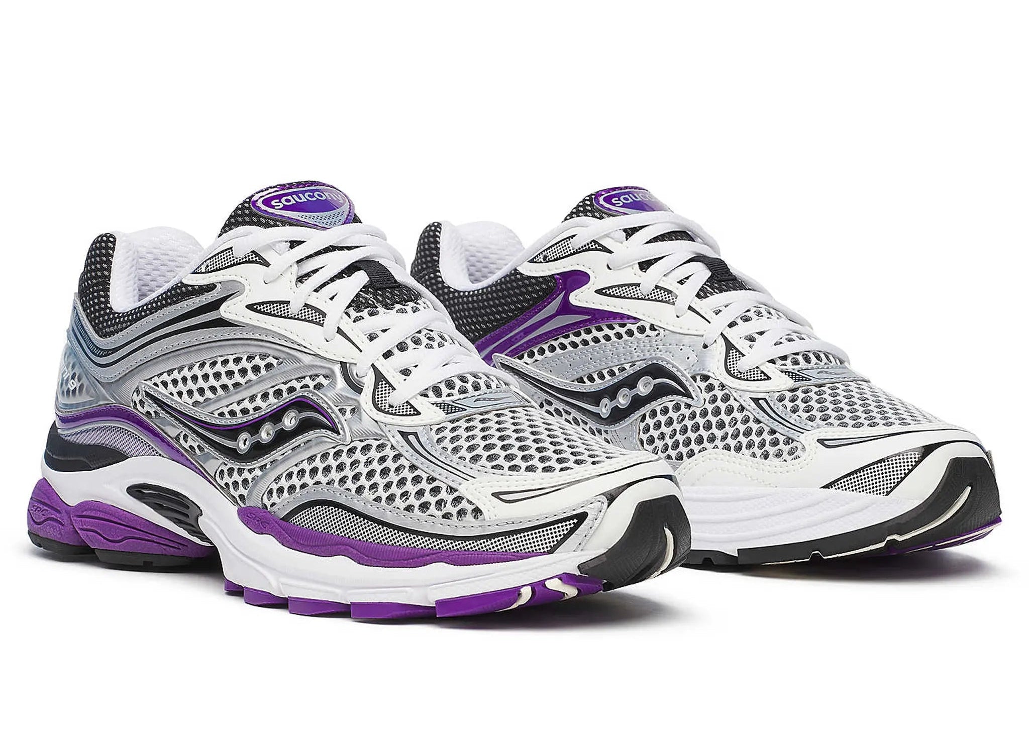 Saucony ProGrid Omni 9 White Black Silver Purple en mesh blanc avec détails argentés, noirs et violets, amorti ProGrid vue de profil. 
