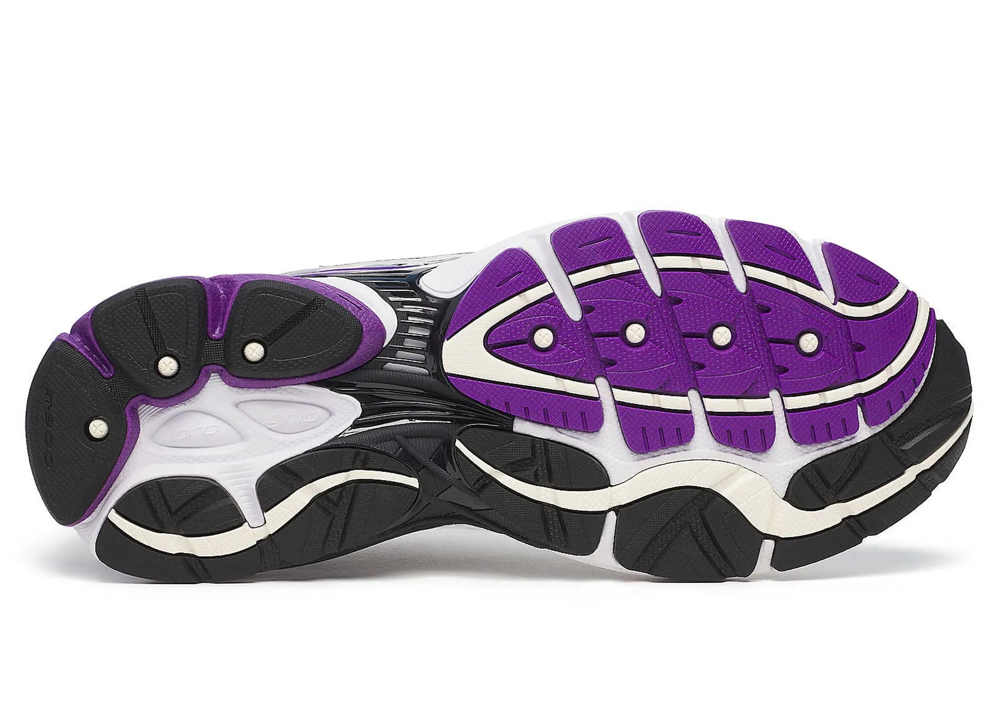 Saucony ProGrid Omni 9 White Black Silver Purple en mesh blanc avec détails argentés, noirs et violets, amorti ProGrid vue de profil. 