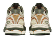 Sneakers Saucony ProGrid Triumph 4 Saucony & Friends Seanella Abraham en mesh respirant, avec empiècements synthétiques premium, palette pastel artistique et amorti ProGrid performant.