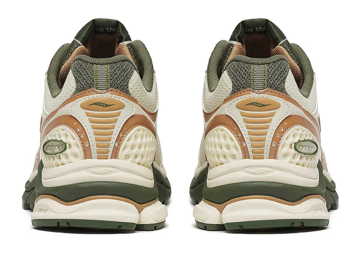 Sneakers Saucony ProGrid Triumph 4 Saucony & Friends Seanella Abraham en mesh respirant, avec empiècements synthétiques premium, palette pastel artistique et amorti ProGrid performant.