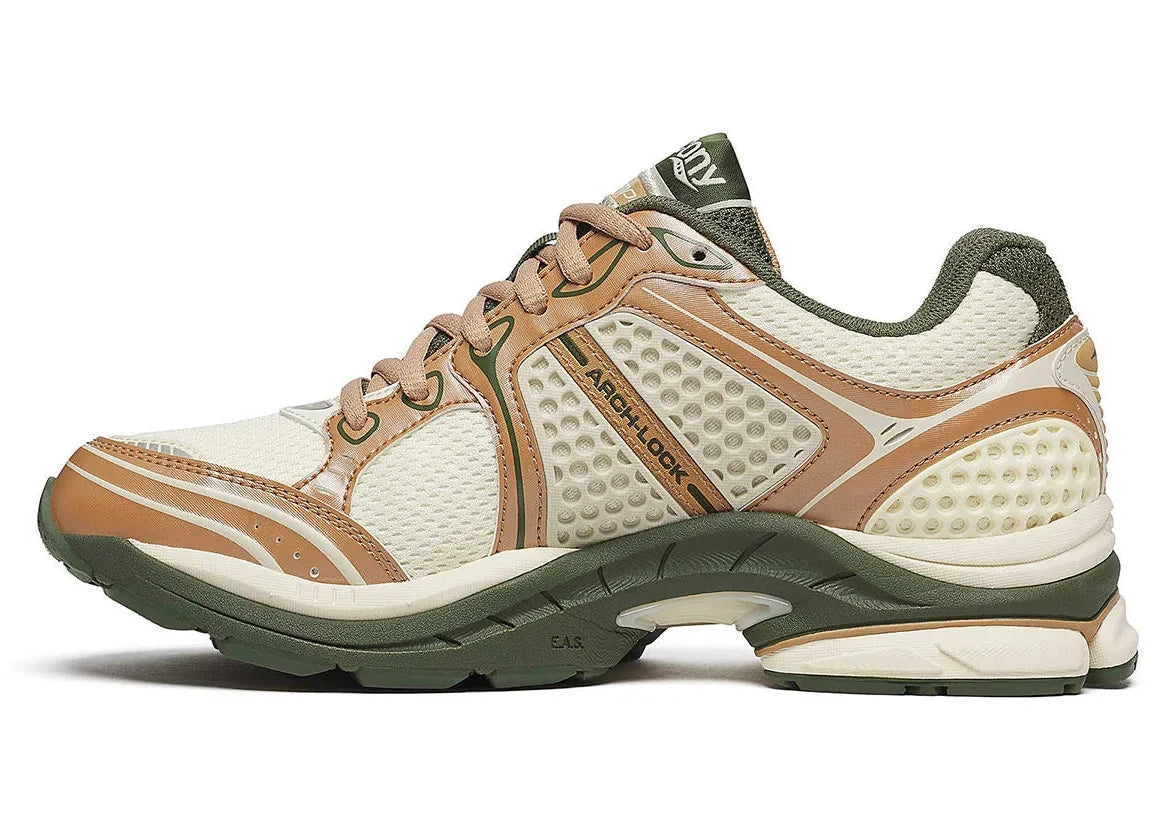Sneakers Saucony ProGrid Triumph 4 Saucony & Friends Seanella Abraham en mesh respirant, avec empiècements synthétiques premium, palette pastel artistique et amorti ProGrid performant. 