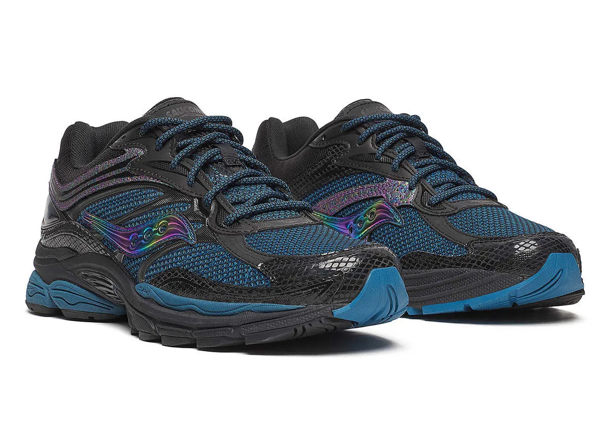 Image de la Saucony ProGrid Omni 9 Glowaconstrictor Black, sneaker noire en mesh avec renforts iridescents style reptile et semelle technique ProGrid.