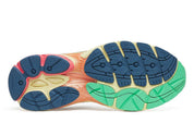 Sneaker Saucony ProGrid Omni 9 beige avec détails bleus floraux en mesh respirant et semelle amortissante ProGrid