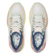 Sneaker Saucony ProGrid Omni 9 beige avec détails bleus floraux en mesh respirant et semelle amortissante ProGrid