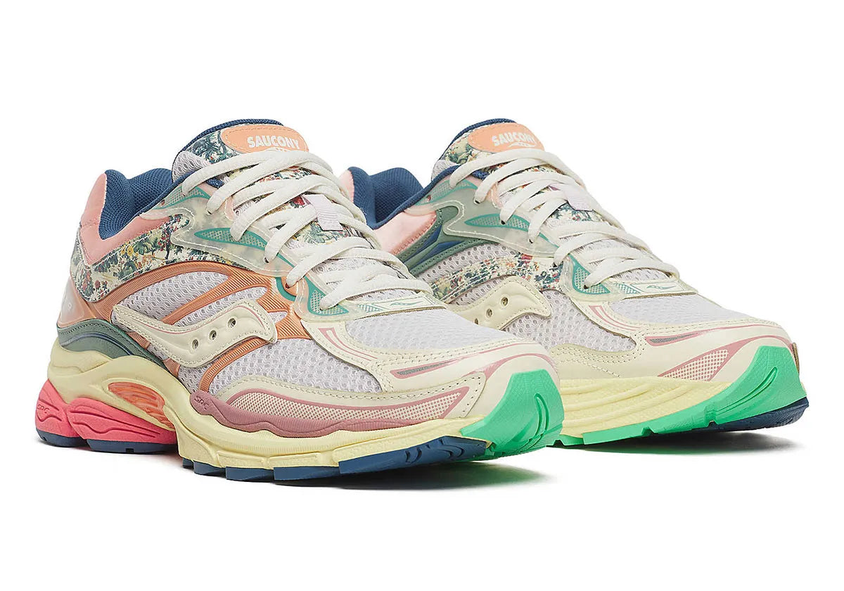 Sneaker Saucony ProGrid Omni 9 beige avec détails bleus floraux en mesh respirant et semelle amortissante ProGrid