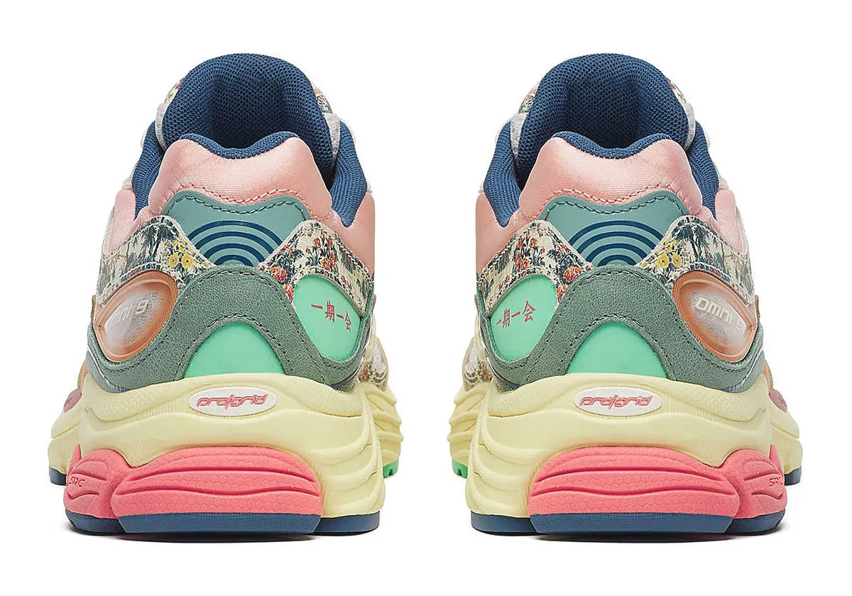 Sneaker Saucony ProGrid Omni 9 beige avec détails bleus floraux en mesh respirant et semelle amortissante ProGrid