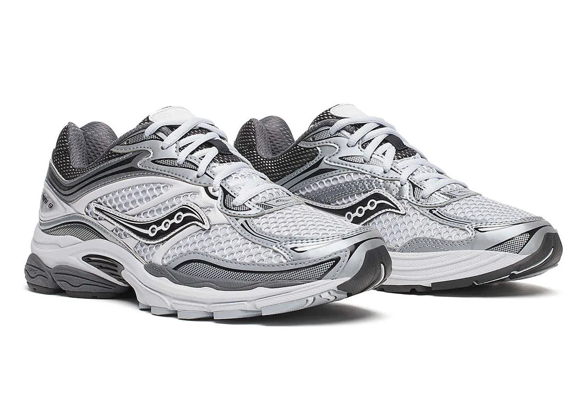 Image de la Saucony ProGrid Omni 9 Microchip, sneaker grise en mesh avec renforts métallisés argent/graphite et semelle technique ProGrid.