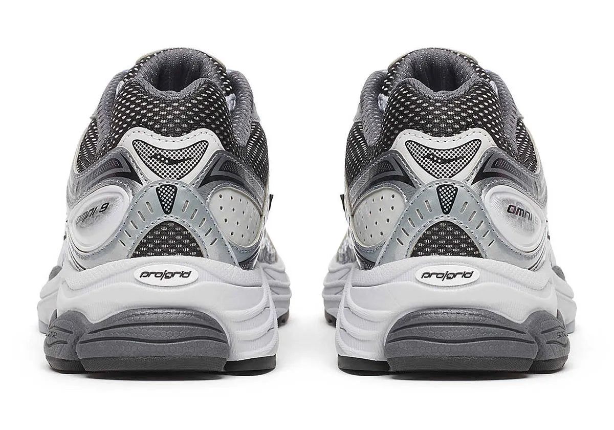 Image de la Saucony ProGrid Omni 9 Microchip, sneaker grise en mesh avec renforts métallisés argent/graphite et semelle technique ProGrid.