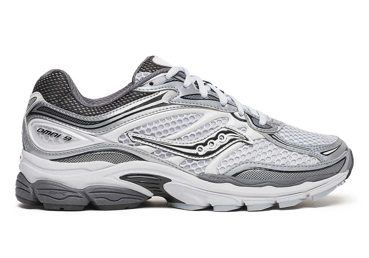 Image de la Saucony ProGrid Omni 9 Microchip, sneaker grise en mesh avec renforts métallisés argent/graphite et semelle technique ProGrid.