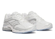 Saucony ProGrid Omni 9 Sauctop White Silver, sneaker Saucony blanche et argentée avec construction multicouche et silhouette running rétro Y2K vue de 3/4 face. 