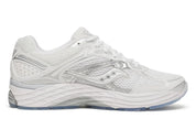Saucony ProGrid Omni 9 Sauctop White Silver, sneaker Saucony blanche et argentée avec construction multicouche et silhouette running rétro Y2K vue de profil intérieur. 