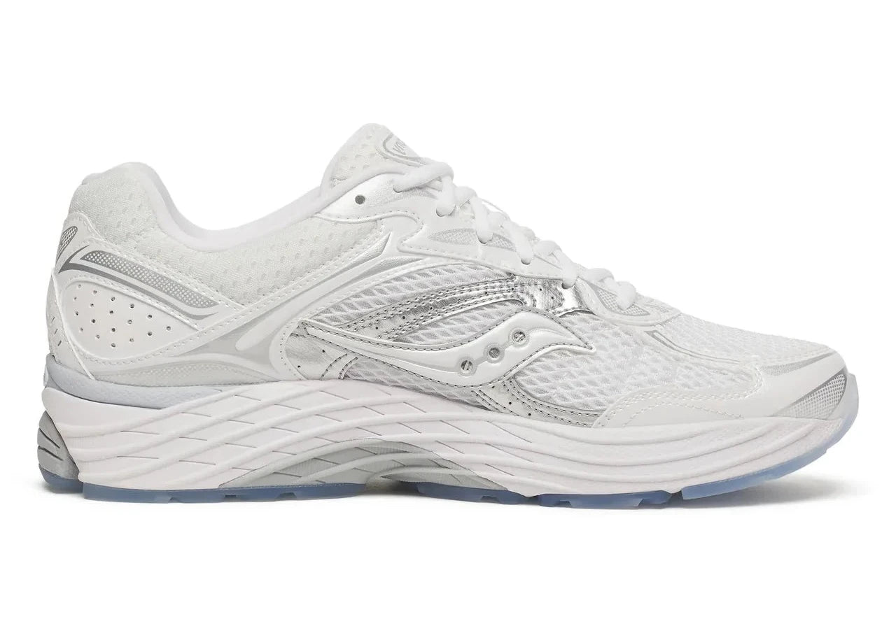Saucony ProGrid Omni 9 Sauctop White Silver, sneaker Saucony blanche et argentée avec construction multicouche et silhouette running rétro Y2K vue de profil intérieur. 