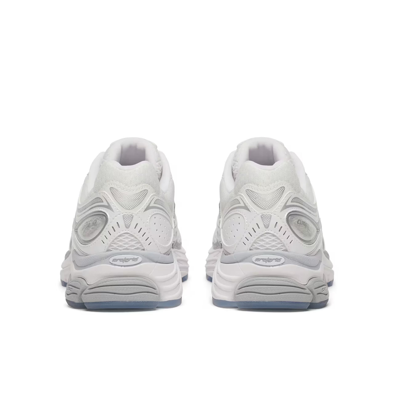 Saucony ProGrid Omni 9 Sauctop White Silver, sneaker Saucony blanche et argentée avec construction multicouche et silhouette running rétro Y2K vue de derrière. 