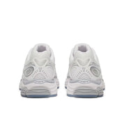 Saucony ProGrid Omni 9 Sauctop White Silver, sneaker Saucony blanche et argentée avec construction multicouche et silhouette running rétro Y2K vue de derrière. 