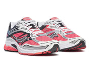 Saucony ProGrid Omni 9 Silver Coral, sneaker Saucony argentée avec détails corail, construction multicouche et silhouette running rétro vue de 3/4 face. 