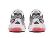 Saucony ProGrid Omni 9 Silver Coral, sneaker Saucony argentée avec détails corail, construction multicouche et silhouette running rétro vue de derrière. 